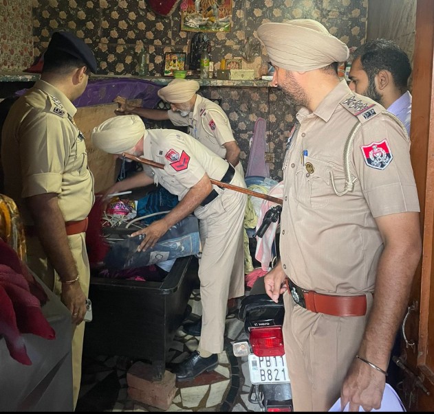 पटियाला पुलिस ने नशा तस्करों से 75 ग्राम नशीला पाउडर बरामद किया है